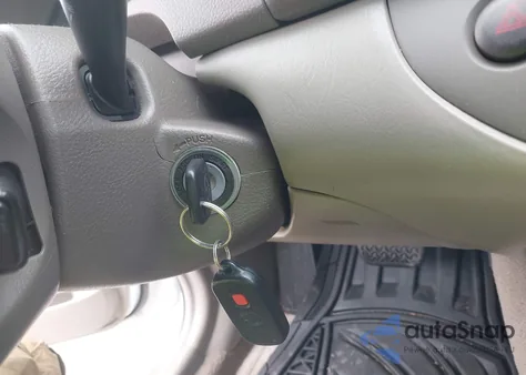 2004 Toyota Camry Le z USA, uszkodzony, nr VIN 4T1BE32K34U299102